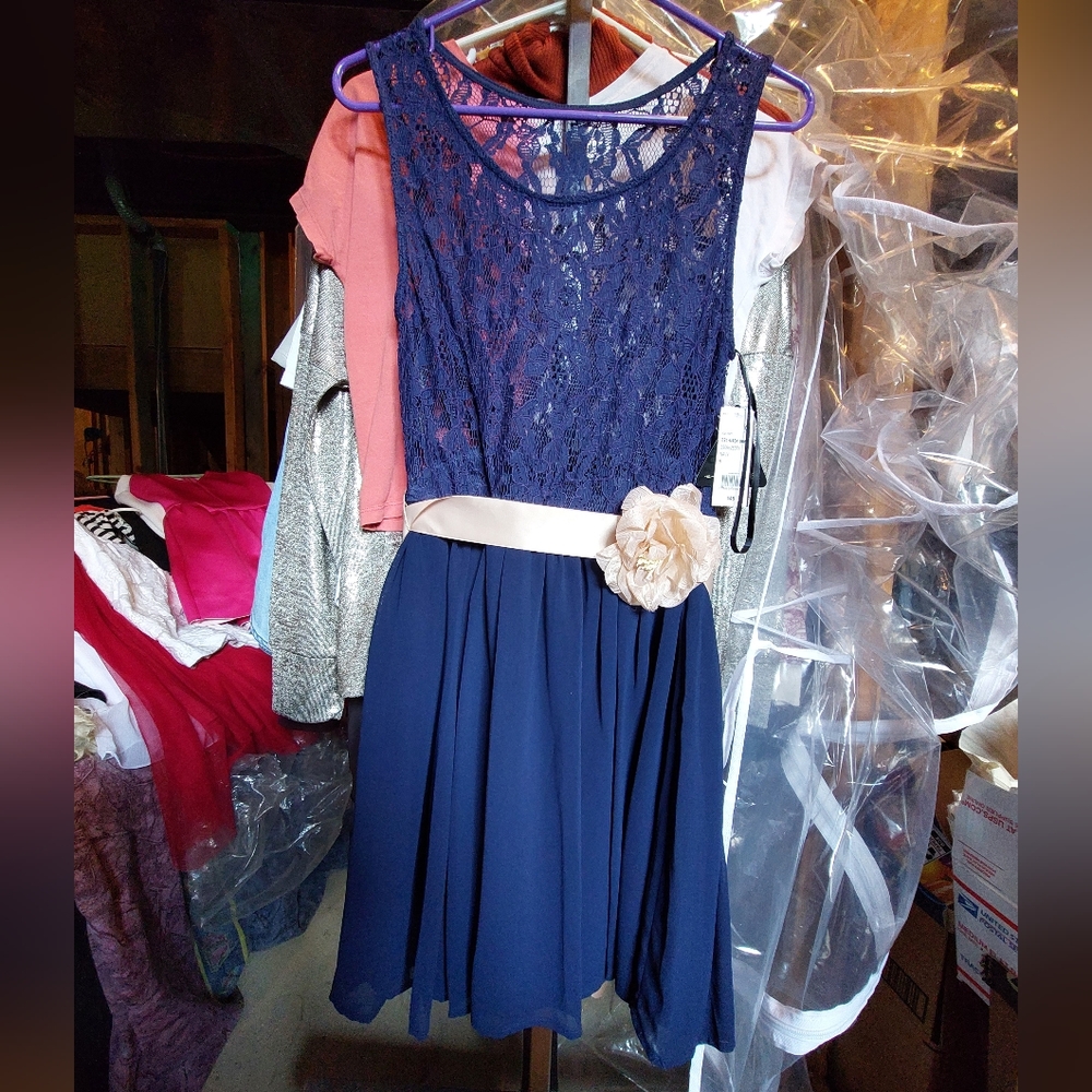 Lace dress w/ flower belt